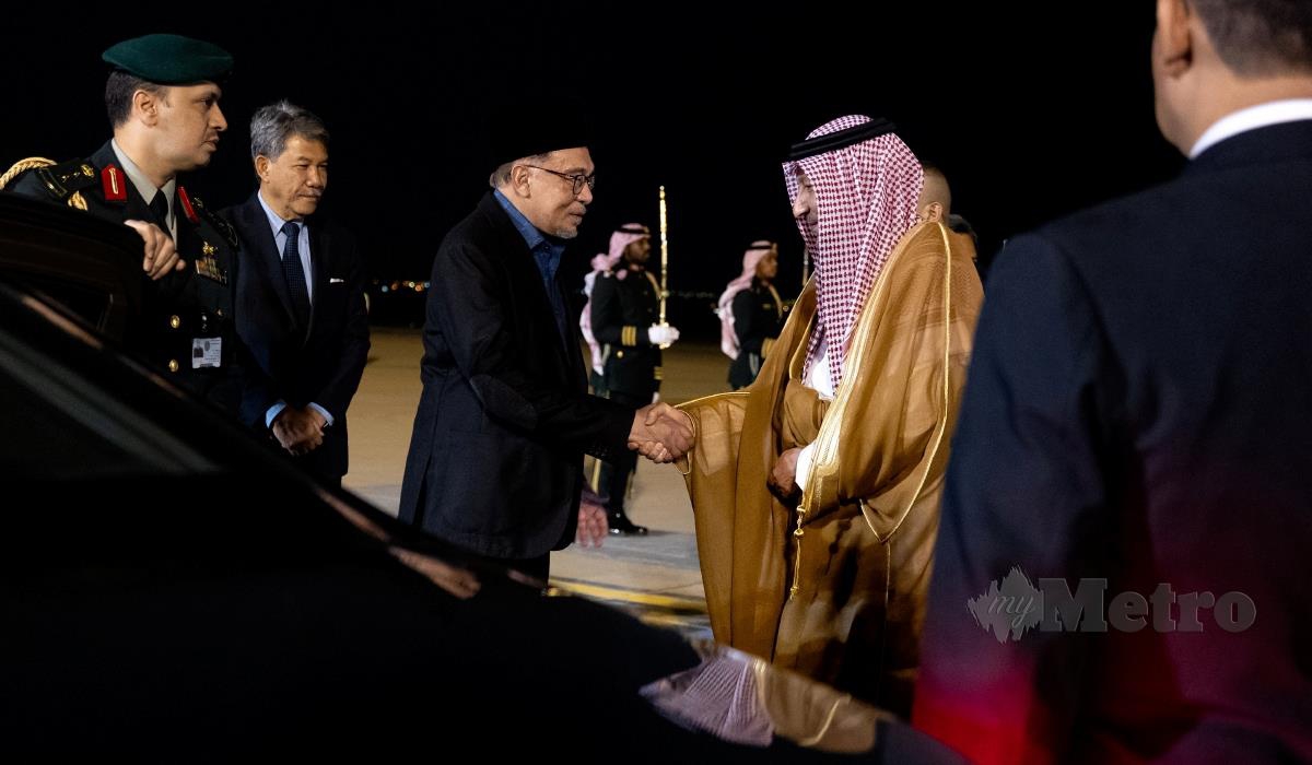 Perdana Menteri Datuk Seri Anwar Ibrahim tiba di sini pada Sabtu malam dalam rangka lawatan tiga hari bagi menghadiri Mesyuarat Khas Forum Ekonomi Sedunia (WEF). FOTO BERNAMA