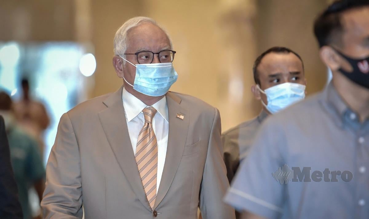 Bekas Perdana Menteri Datuk Seri Najib Tun Razak (kiri) tiba di Mahkamah Rayuan hari ini, bagi pendengaran rayuannya terhadap sabitan dan hukuman penjara kerana penyalahgunaan dana SRC International sebanyak RM42 juta. FOTO BERNAMA