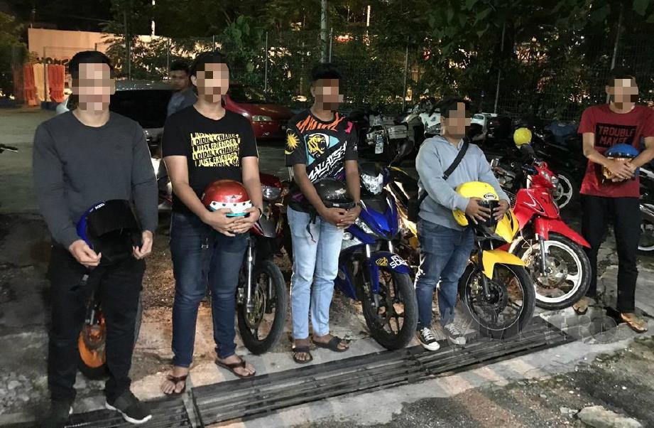 LIMA lelaki termasuk remaja yang ditahan di Lebuhraya DUKE dalam Ops Samseng Jalanan kerana melakukan aksi berbahaya. FOTO Ihsan JSPT