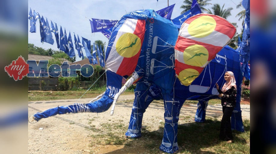 KEGHAIRAHAN penyokong mereka cipta pelbagai replika menggunakan bendera parti semakin rancak apabila penyokong Barisan Nasional di Kampung Gelong Gajah membina replika gajah sempena nama kampung mereka. FOTO Aslina Abu Bakar