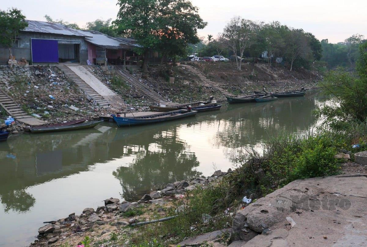 Tinjauan di sepanjang Sungai Golok mendapati beberapa bot tersadai dan Sungai Golok juga sepi tanpa sebarang pergerakan selain kawalan ketat dilakukan oleh kedua-dua negara sama ada Thailand dan Kelantan. FOTO NIK ABDULLAH NIK OMAR