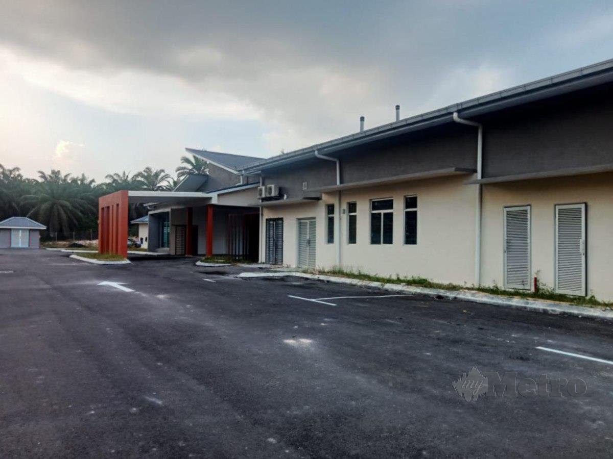 Klinik kesihatan berhampiran Kampung Baru Rompin yang masih belum siap dan tertangguh sejak lima tahun lalu. FOTO ABNOR HAMIZAM ABD MANAP