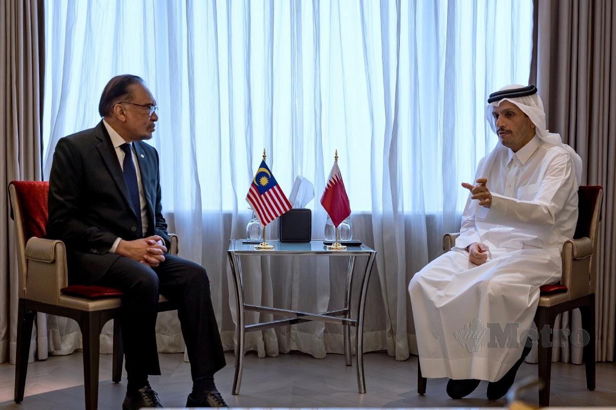 Perdana Menteri Datuk Seri Anwar Ibrahim mengadakan mesyuarat dua hala bersama Perdana Menteri Qatar, Sheikh Mohammed Abdulrahman Al-Thani (kanan) di luar Mesyuarat Khas Forum Ekonomi Sedunia (WEF) hari ini.  FOTO BERNAMA