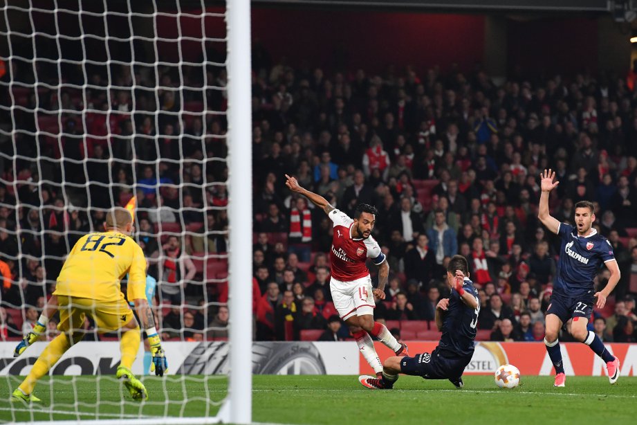 PEMAIN tengah Arsenal, Theo Walcott (tiga dari kanan) terlepas peluang untuk menjaringkan gol. FOTO/AFP  