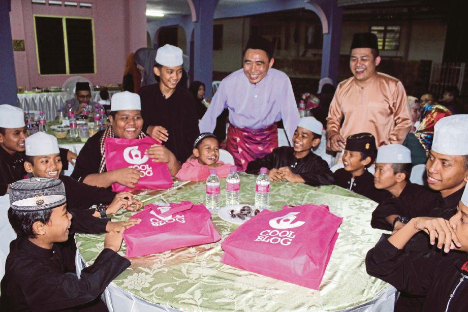 PANG beramah mesra bersama anak yatim Persatuan Insani Darul Takzim pada majlis berbuka puasa Coolblog.