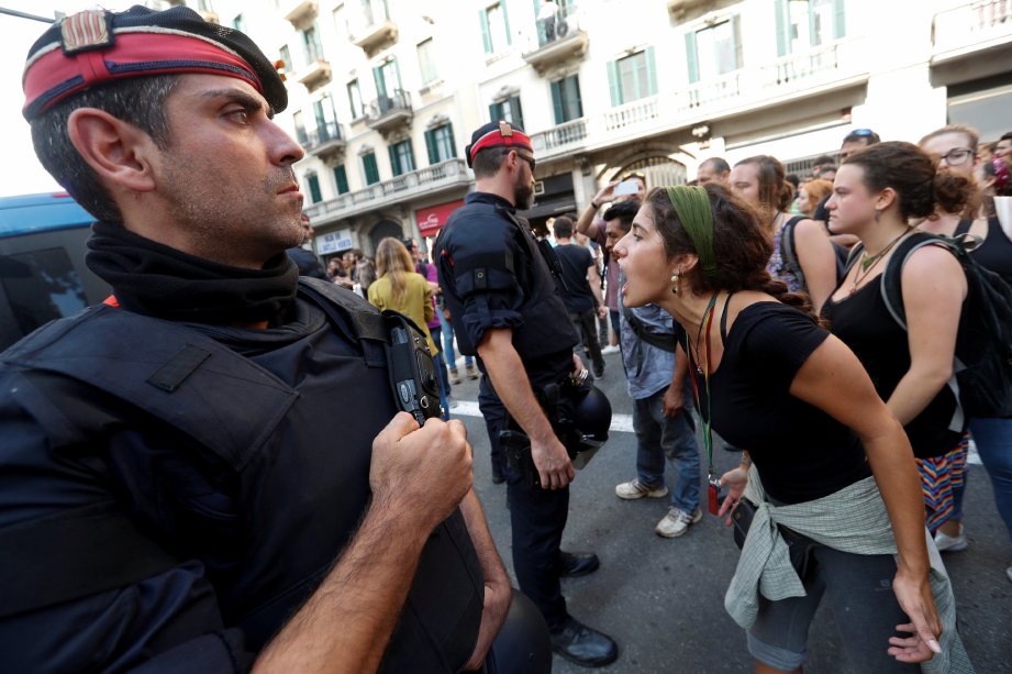 PENDUDUK Catalan merusuh ke arah polis. FOTO/AFP 
