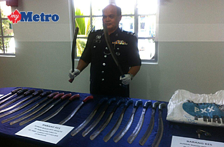 KETUA Polis Daerah Sungai Buloh, Superitendan Dr Abdul Aziz Awang Darus menunjukkan 20 parang yang digunakan ahli Geng Francis sebagai senjata untuk menyamun mangsa. FOTO Nurul Hidayah Bahaudin