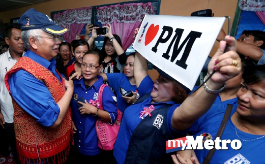 PERDANA Menteri, Datuk Seri Najib Tun Razak disambut meriah setibanya di Rumah Panjang Faizal, Engkeramut sempena majlis Pemimpin Bersama Rakyat. FOTO Muhd Zaaba Zakeria