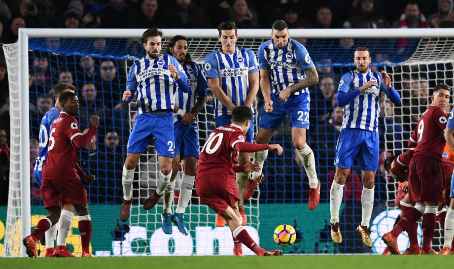 PEMAIN Liverpool, Philippe Coutinho (tengah) menjaringakan gol keempat Reds. FOTO/AFP  