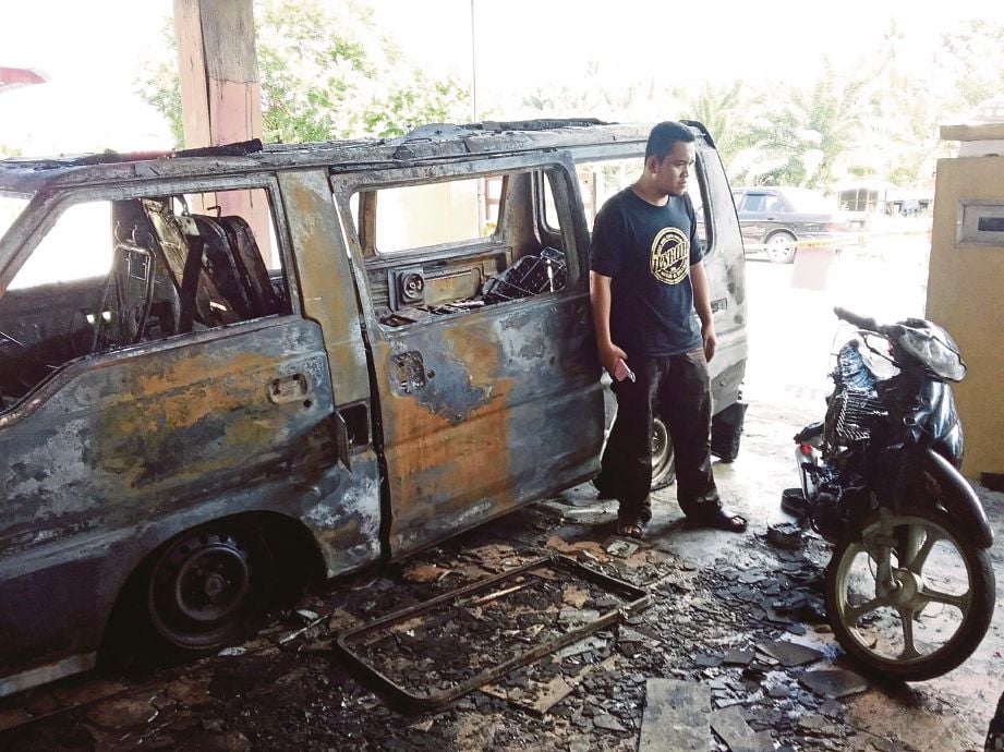 MOHAMMAD Redzuan melihat motosikal  dan van yang rentung  dalam kebakaran.
