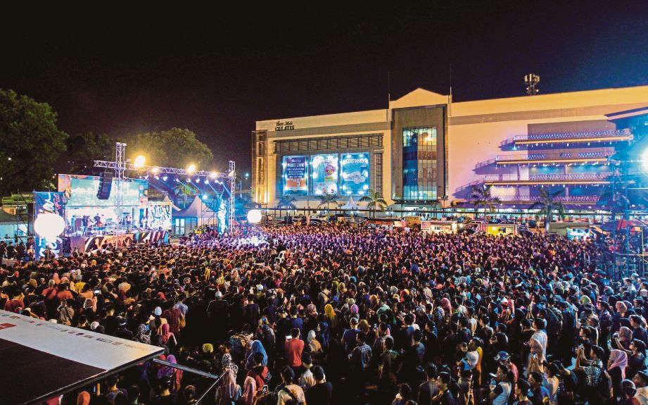 LAUTAN manusia menyaksikan persembahan konsert di Festival GegaRia Edisi Kedua, malam tadi.