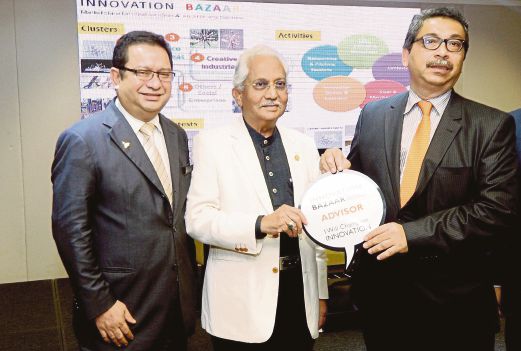 DR Abu Bakar  (kanan) bersama  Shaik Sulaiman (tengah) dan  Saifol Bahri  semasa merasmikan Bazar Inovasi  di Premium Sentral, Kuala Lumpur.