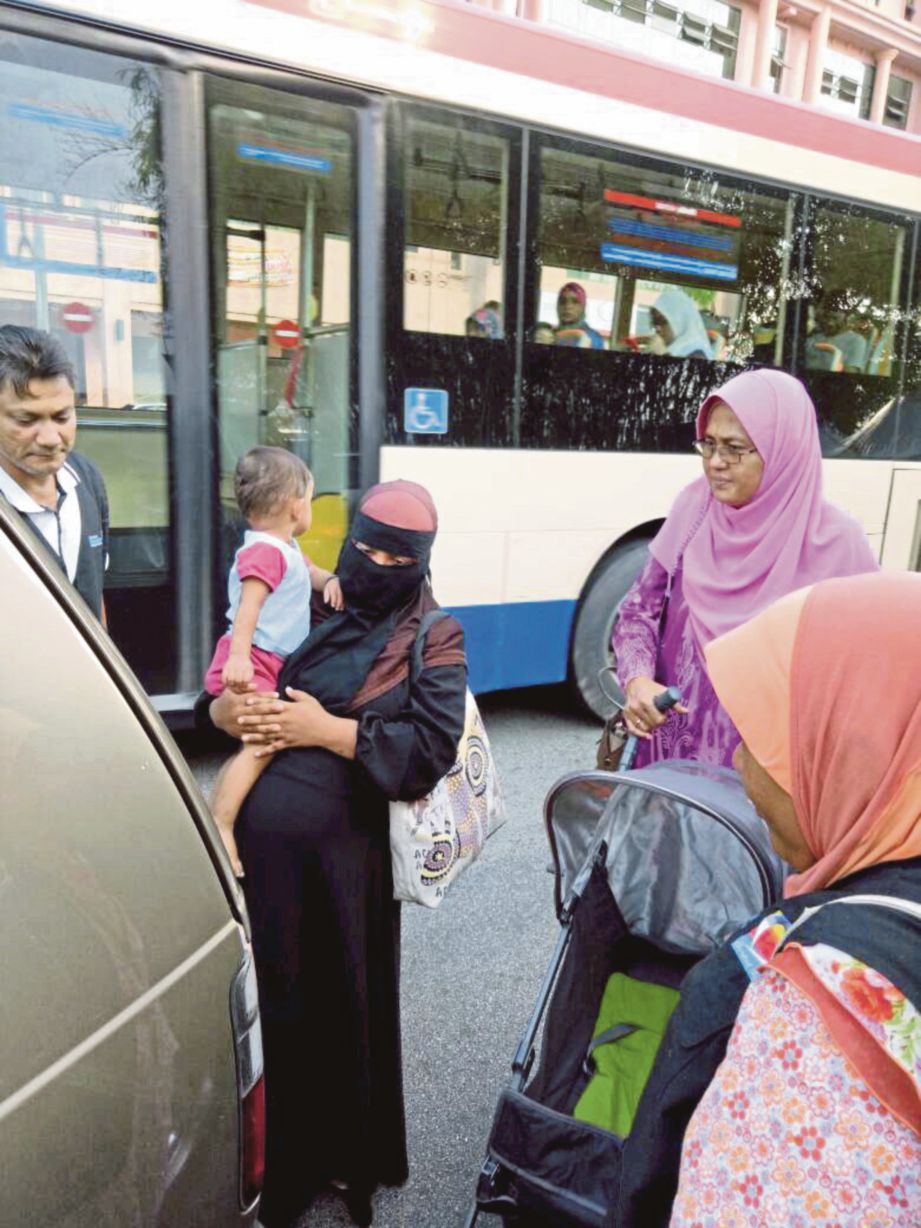 PEGAWAI dan anggota JKM Pahang menyelamatkan wanita Rohingya dan anak mereka daripada melakukan aktiviti meminta sedekah di bazar Ramadan Taman Kerang, Kuantan. 