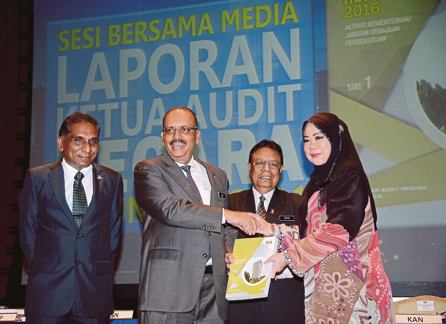ALI  menerima buku laporan audit negara daripada Madinah  di  Auditorium Kompleks C, Putrajaya, semalam.