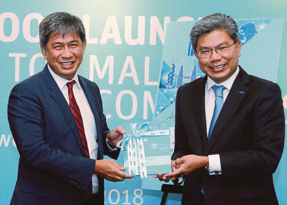 TAJUDDIN  bersama Khairussalleh  (kanan) melancarkan buku RHB Top 20 Malaysia Small Cap Companies 2018 di Kuala Lumpur, semalam.