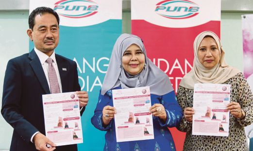 JAMELAH (tengah) bersama  Dzulkifli  (kiri) dan Ketua Jabatan Komunikasi Korporat PUNB Nashita Aziz ketika sidang media Program Prospernita  di  Kuala Lumpur, semalam.