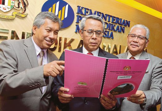  DR Khair  (tengah) melihat buku laporan Analisis Keputusan Peperiksaan Sijil Pelajaran Malaysia (SPM) bersama Timbalan Ketua Pengarah Pendidikan, Datuk Khairil Awang (kanan) dan Timbalan Pengarah Pendidikan, Datuk Tajuddin Jab selepas majlis pengumuman di Kementerian Pendidikan, semalam.