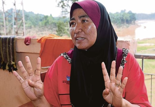 ROSLINAWATI menceritakan pengalamannya ketika terperangkap di SMK Manek Urai, Kuala Krai.