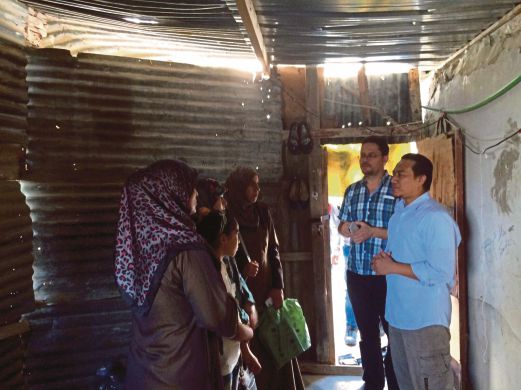 Awang Suffian bertemu dengan keluarga pelarian yang ditempatkan di kem terbabit.