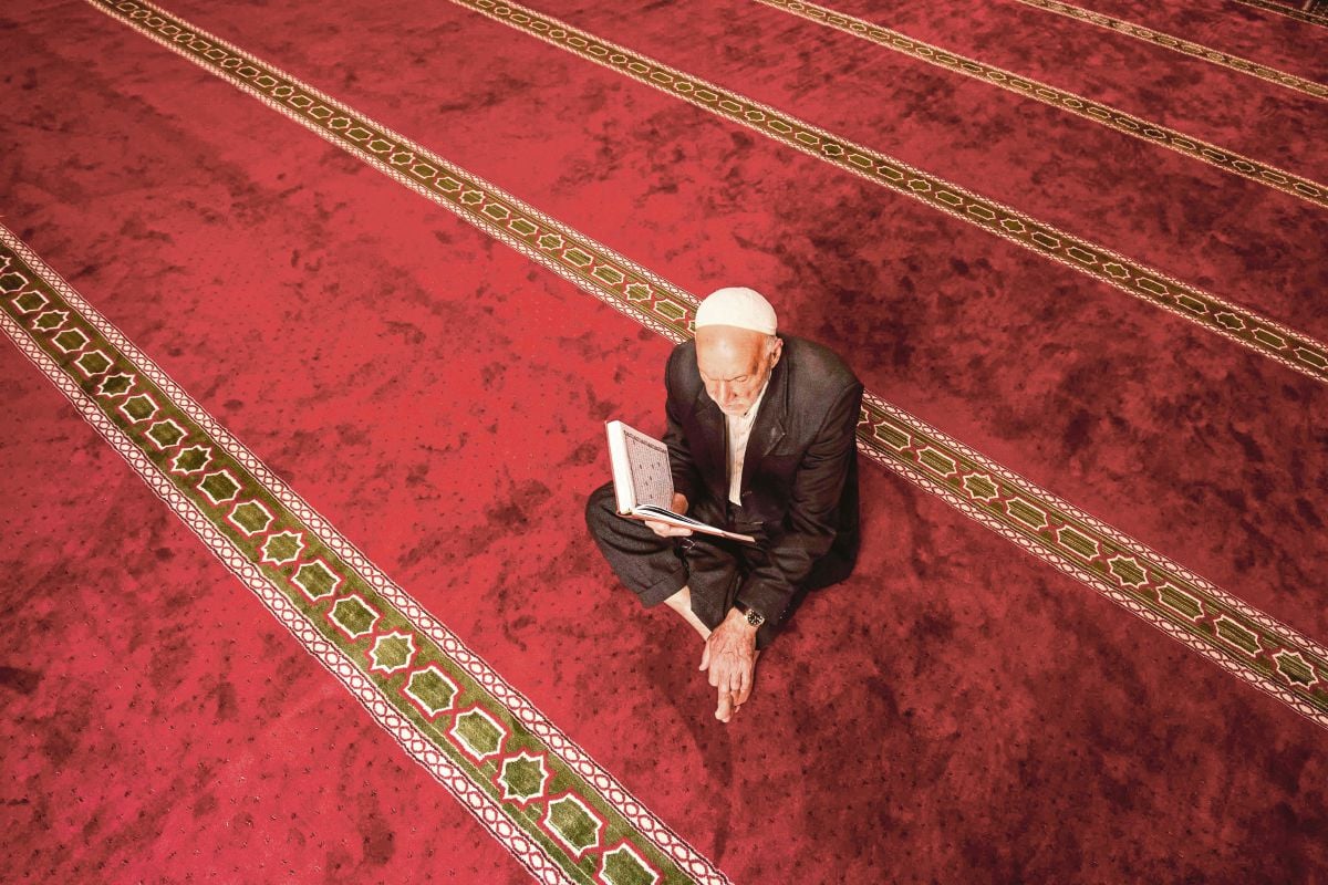 LUANGKANLAH masa setiap hari untuk membaca al-Quran atau bertadarus bersama ahli keluarga dan rakan taulan agar saling mempelajari dan memperbaiki bacaan.