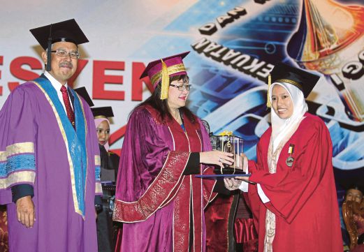 MARY (tengah) menyampaikan Anugerah Kecemerlangan Kemahiran Khas kepada Siti Mutiaah di Istiadat Konvokesyen PUO Kali Ke-44, di Ipoh.