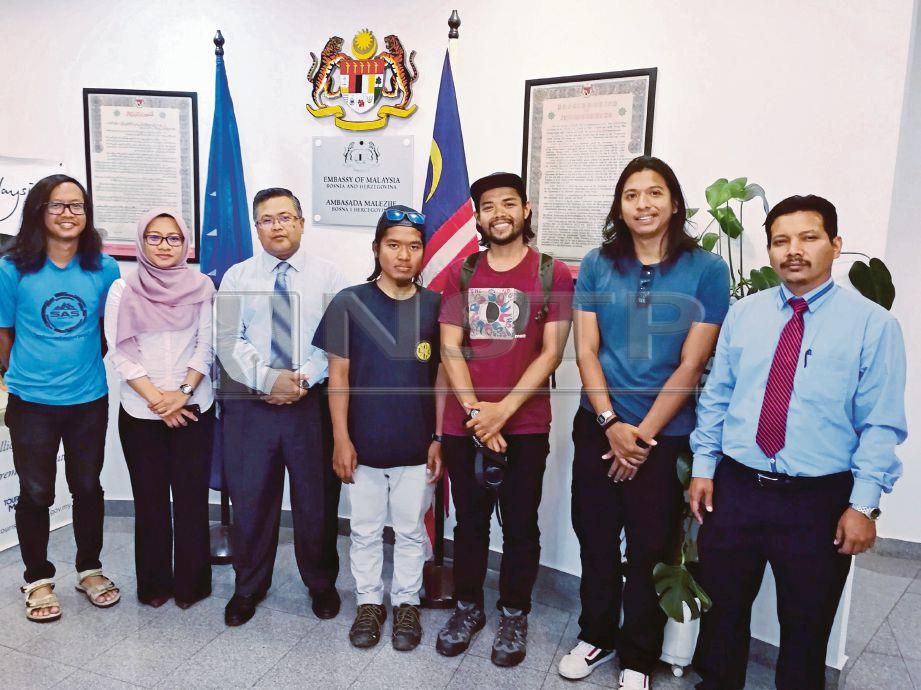 PEJABAT kedutaan Malaysia turut dikunjungi  sepanjang laluan pengembaraannya.