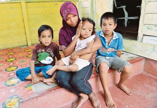 NORSAHADA bersama anak-anaknya di rumah mereka di Kampung Lorong Beringin, Jalan Salor Lama. 