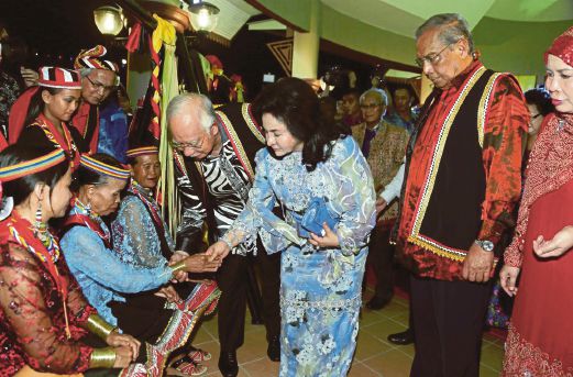 NAJIB dan Rosmah berbual dengan kaum Bidayuh Kampung Semban, Ulu Padawan diiringi Adenan dan isteri, Jamilah pada majlis Makan Malam Perayaan Gawai Dayak 2015.