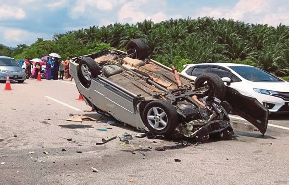 KEADAAN kereta yang terbabit dalam kemalangan di Kilometer 340.9, LPT2 yang menyebabkan Syed Ahmad Irfan Fatihi maut manakala abangnya, Syed Ahmad Hakim Hilmi Syed Syahidi, 18 parah. 