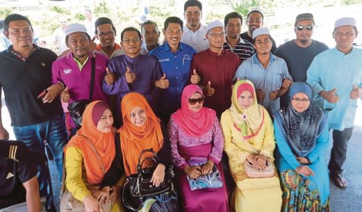  Suhaimi (berdiri empat dari kiri) dan Mohd Zaki (berdiri empat dari kanan) serta rakan lain  pada majlis pertemuan bekas pelajar di Taman Siti Aisah, Seberang Jaya. 