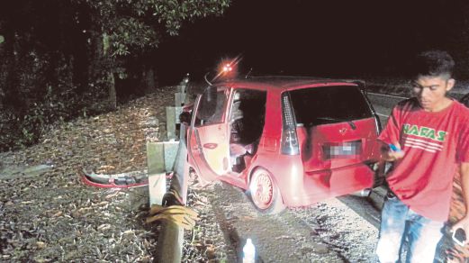KEADAAN kereta yang remuk selepas kemalangan di Bukit Kelawat, Kota Belud.