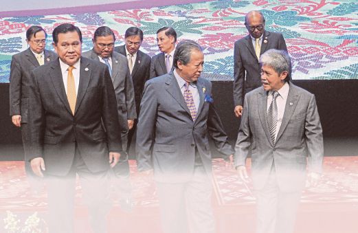 ANIFAH (tengah) bersama Menteri Luar Brunei Putera Mohamed Bolkiah (kanan) serta Menteri Luar negara lain.