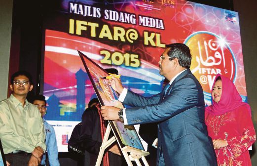 AB Ghaffar menandatangani plak penajaan sambil diperhatikan Ketua Pengarah Jabatan Kebudayaan dan Kesenian Negara Datuk Norliza Rofli (kanan) pada Majlis Sidang Media Iftar@KL dan Bicara Ramadan di Kementerian Pelancongan dan Kebudayaan, Putrajaya.