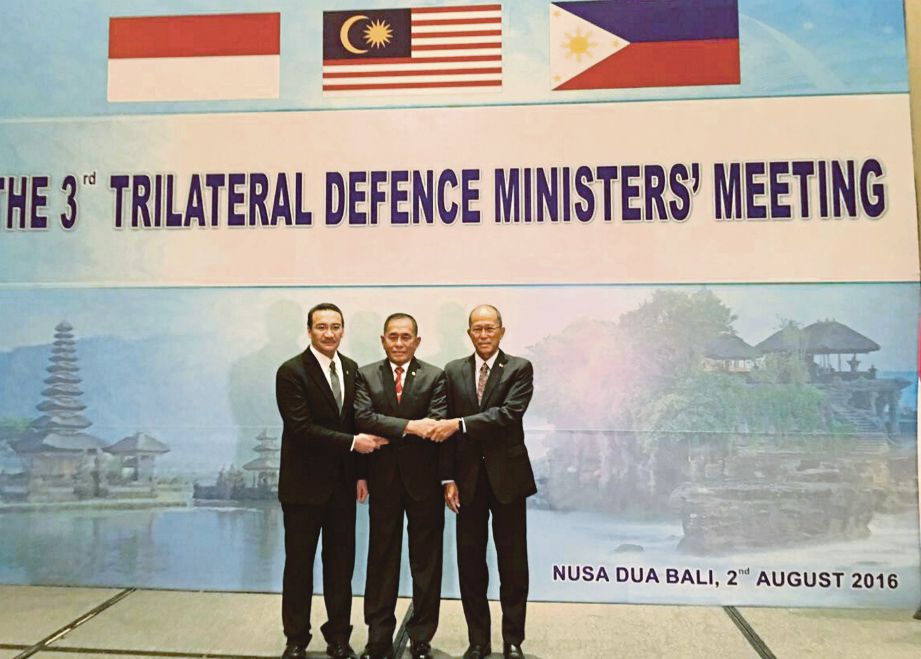 HISHAMMUDDIN pada pertemuan Menteri Pertahanan tiga negara di Bali, semalam.