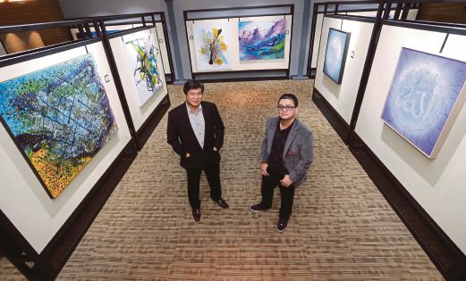 DR Abdul Jalil (kiri) dan Johan bersama karya seni mereka pada Pameran Lukisan Buana di Galeri Prima, Balai Berita. 
