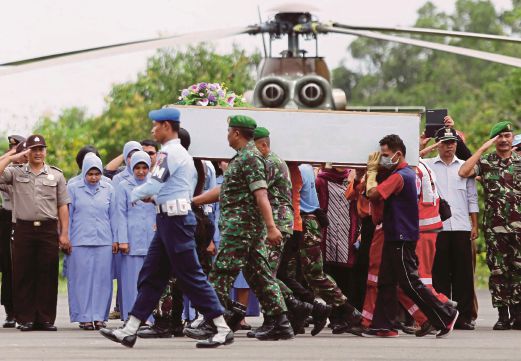 KERANDA mangsa nahas diusung masuk ke dalam pesawat Charlie CN-295 milik Angkatan  Udara Indonesia.