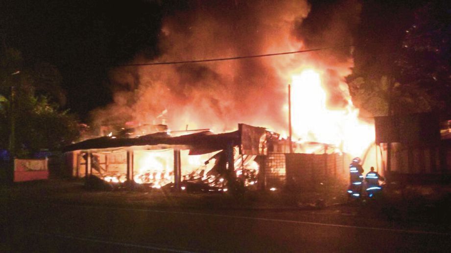  Keadaan  kedai dijilat api  yang memusnahkan 300  motosikal dan sebuah rumah.