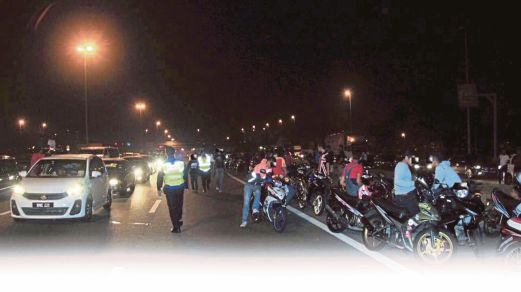 ANGGOTA polis trafik IPK Selangor mengadakan Ops Samseng jalanan di Lebuhraya KESAS. 