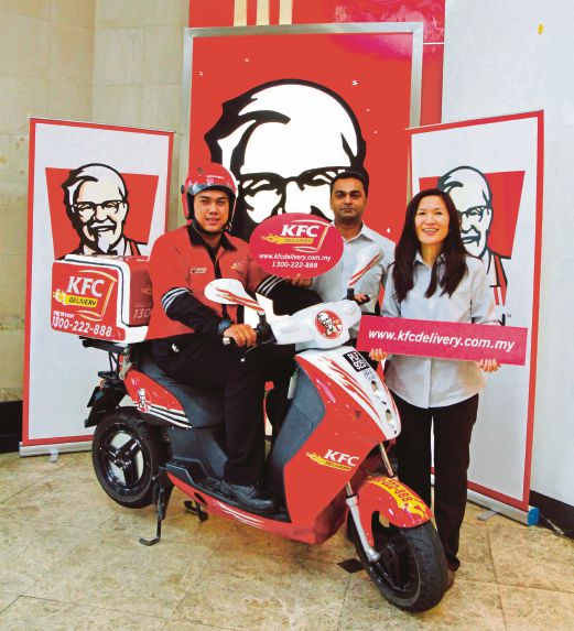 LING (kanan), Pengurus Restoran John Warkey (tengah) dan pekerja penghantaran KFC Delivery.