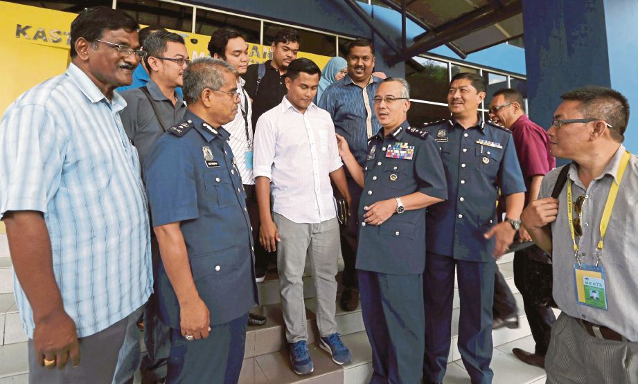 RAMLI (tiga dari kanan) bersama wakil media di Menara Kastam Johor, Larkin, semalam.
