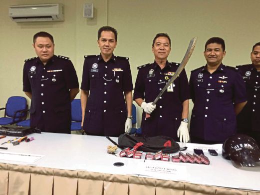 LEE menunjukkan senjata yang digunakan suspek di Bukit Puchong, semalam. 