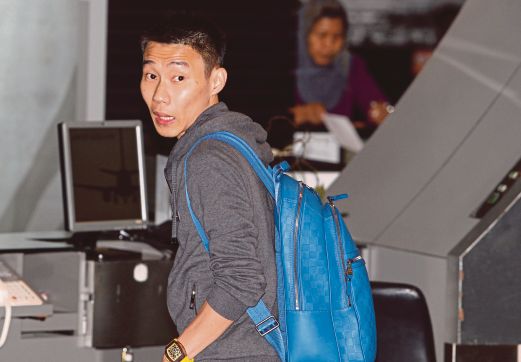 CHONG Wei mendaftar masuk di kaunter MAS di KLIA sebelum berlepas ke Oslo.