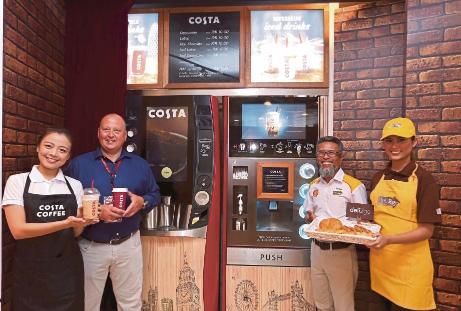 SHAIRAN Huzani (dua dari kanan) bersama Pengarah Urusan Costa Express, Scott Martin (dua dari kiri) pada pelancaran kopi layan diri Costa Coffee dan Shell Select, semalam.