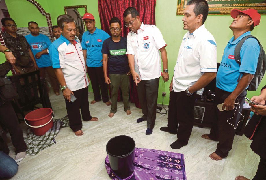 HALIMEY melawat rumah mangsa kejadian ribut  di Flat PKNS, Kampung Lindungan, Petaling Jaya, semalam. 