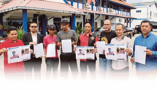 PIYA (empat dari kiri) bersama  ahli Kelab Penyokong  TRW Agenda menunjukkan laporan polis mengenai viral  palsu kemalangan mautnya di Balai Polis Kota Bharu, semalam.