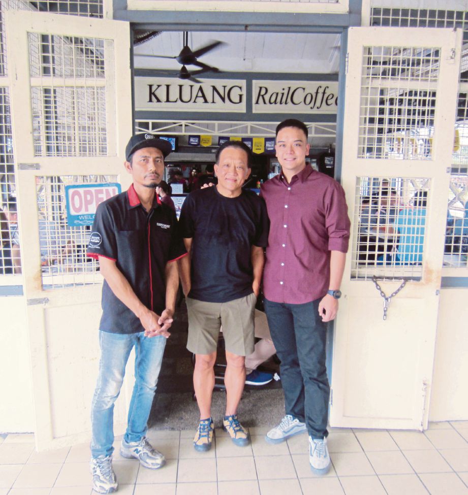 JIT Chen (tengah) bersama anaknya, Lim Ben Winn (kanan) dan pekerja di Kedai Kopi Keretapi. 