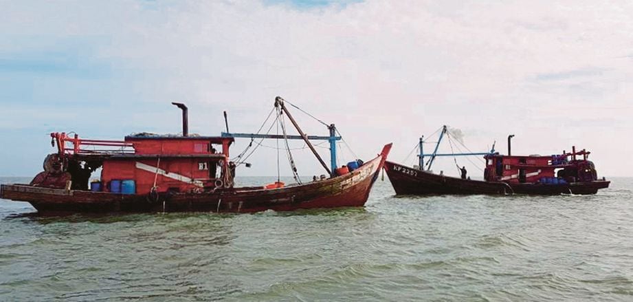 DUA  bot tunda yang ditahan APMM bersama tekong dan awak-awak di perairan Kuala Kedah, semalam. 