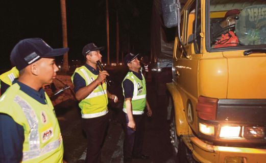  ANTARA kenderaan berat yang diperiksa dalam operasi bersepadu di Hentian Senawang, malam kelmarin.