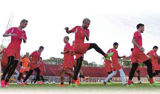 PEMAIN Kelantan menjalani latihan di Stadium Sultan Muhammad IV.