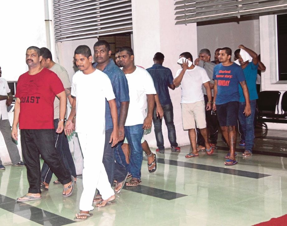 ANGGOTA polis mengiringi 38 individu yang ditahan mengikut Akta Kesalahan Keselamatan (Langkah-Langkah Khas) 2012 (SOSMA) di Mahkamah Tinggi Shah Alam. 